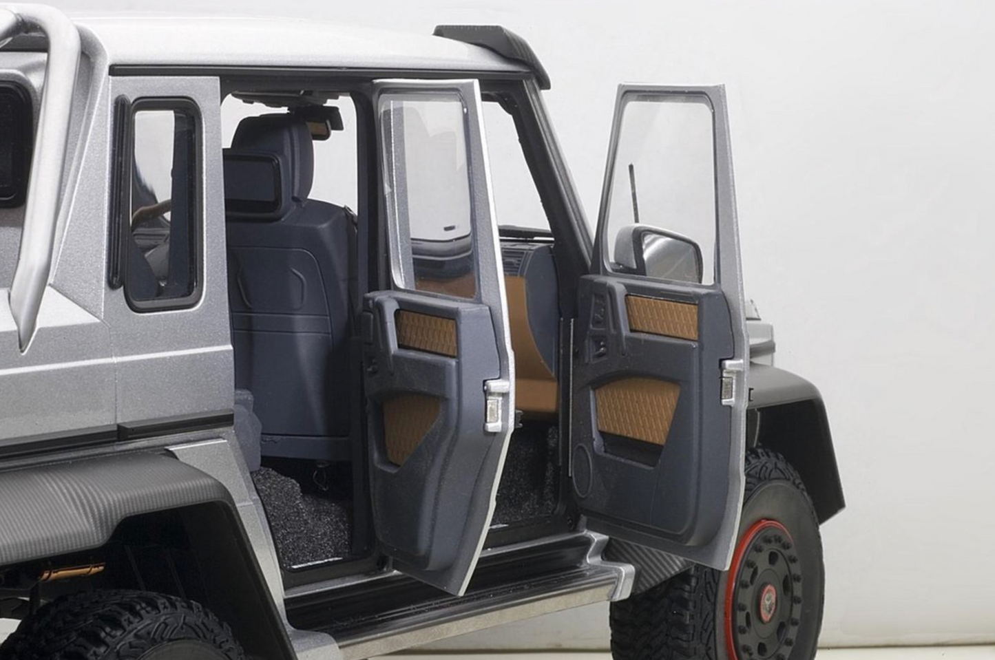 AutoArt 1:18 Mercedes-Benz G63 AMG 6x6 Silver