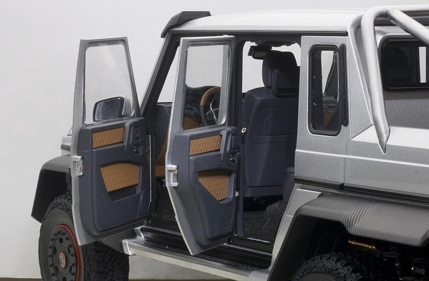 AutoArt 1:18 Mercedes-Benz G63 AMG 6x6 Silver