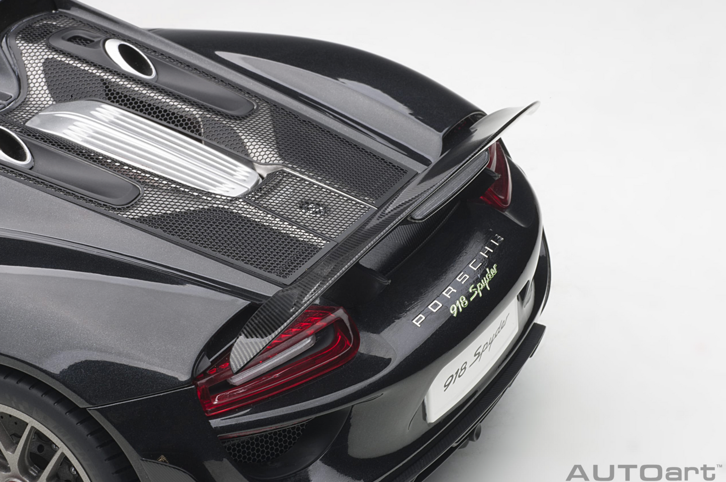 AutoArt 1:12 Porsche 918 Spyder Weissach Package (Basaltschwarzmetallic)