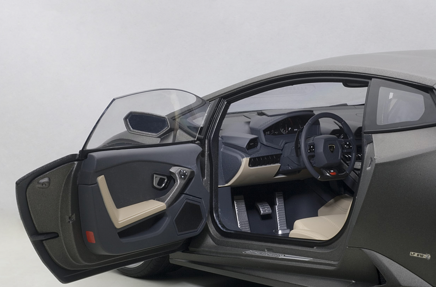 AutoArt 1:12 Lamborghini Huracán LP610-4 (Grigio Titans)