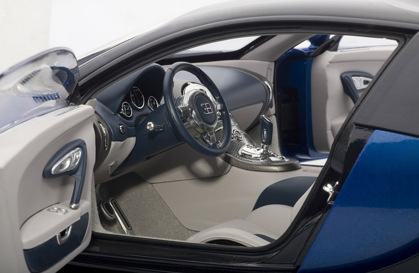 AutoArt 1:12 Bugatti Veyron EB 16.4, Zwart/Blauw metallic