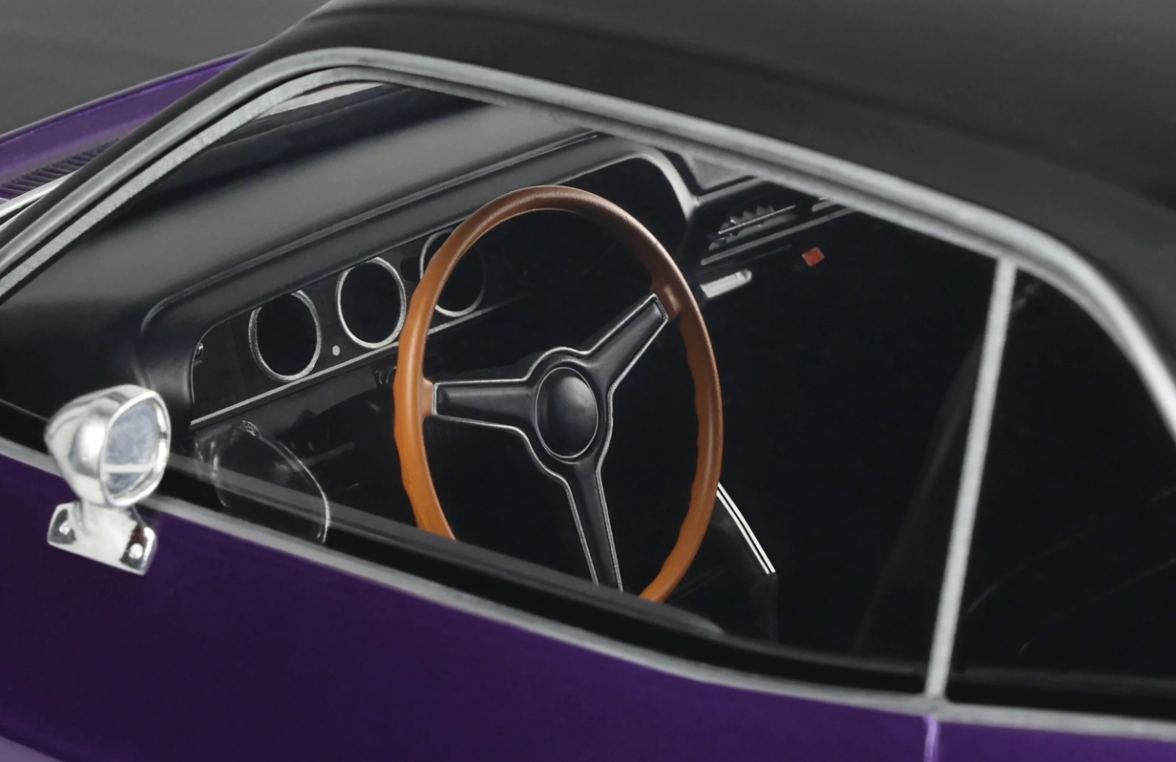 Ottomobile 1:12 Dodge Challenger R/T Plum Crazy 1970
