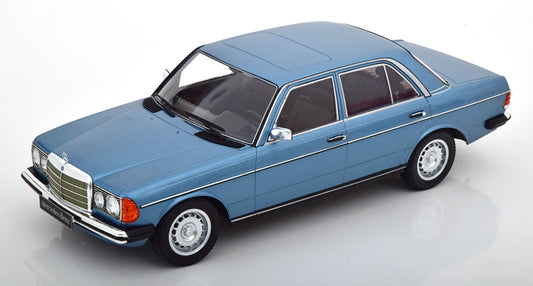 KK-Scale 1:18 - Mercedes 230E W123 1975 Lichtblauw Metallic